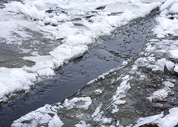 Eisdecke, die gebrochen ist