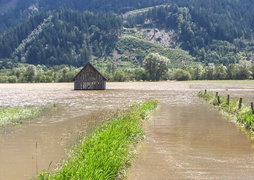 Überflutete Ebene mit einer Holzhütte