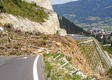 Eine Mure, die eine Bergstraße verschüttet hat