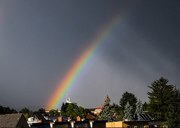 Ein leuchtender Regenbogen über einer kleinen Stadt