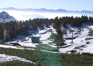 Schneebedeckte Berglandschaft im Sommer