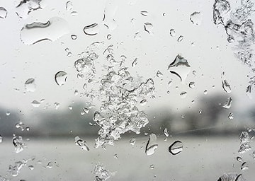 Schneeflocken an einer Fensterscheibe