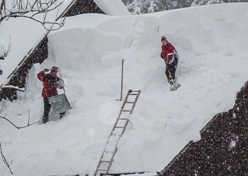 Meterhoher Schnee auf Dach