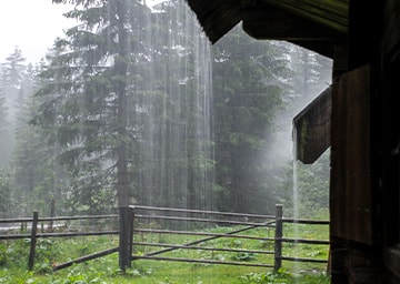 Blick aus einer Hütte. Es schüttet.