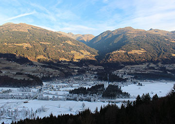 Berge ohne Schnee, Tal ist leicht schneebdeckt